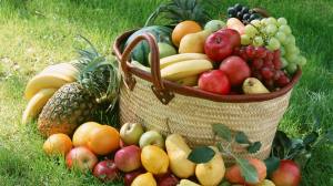 Корзина с фруктами и овощаи